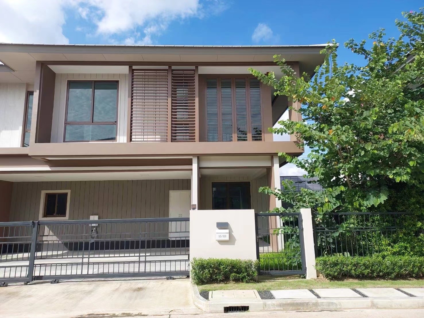 Burasiri Krungthep Kreetha | 4 Bedrooms for Sale photo 6